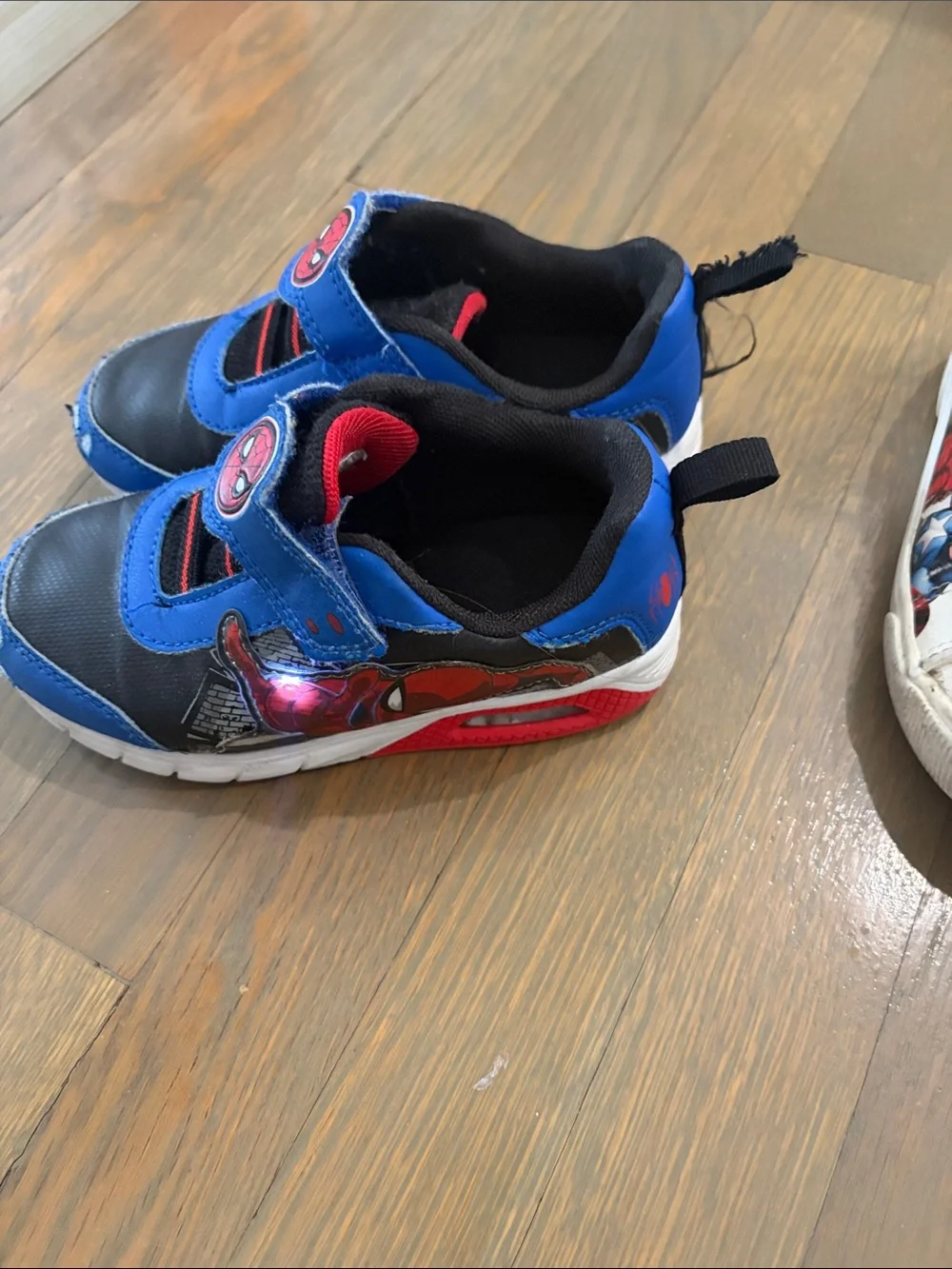 Boys 11 Marvel Spider-Man light up & avengers Sneakers guc